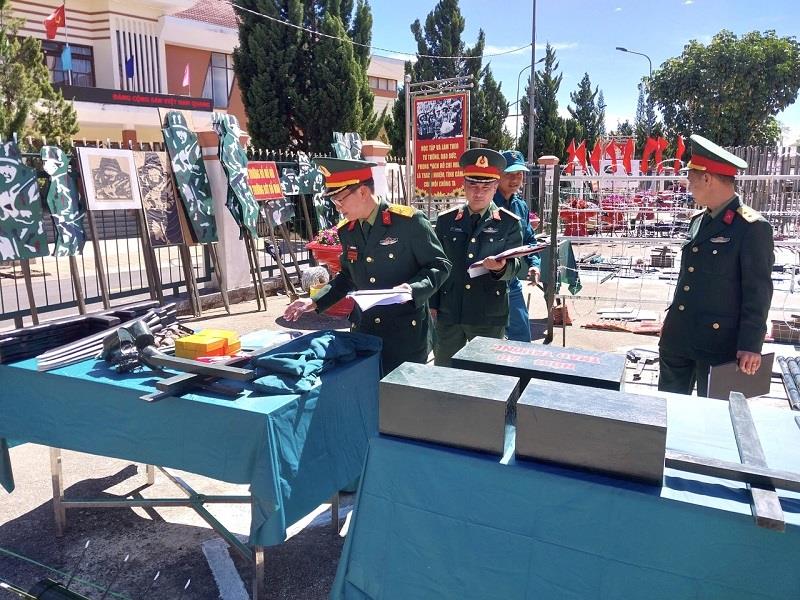 Ban Giám khảo chấm điểm các mô hình, sáng kiến tại Hội thi