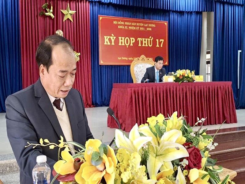 Phó Chủ tịch UBND huyện Lê Chí Quang Minh báo cáo tình hình thực hiện nhiệm vụ kinh tế - xã hội năm 2024 và kế hoạch phát triển kinh tế - xã hội năm 2025