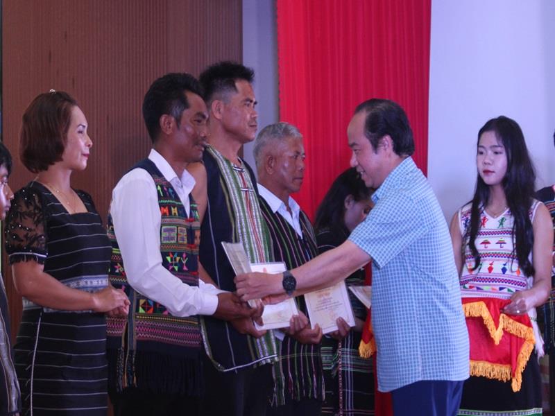 Ông Trần Thanh Hoài - Phó Giám đốc Sở VH-TT&DL tỉnh Lâm Đồng, Trưởng Ban Tổ chức Ngày hội Văn hóa - Thể thao vung đồng bào dân tộc thiểu sổ tỉnh Lâm Đồng lần VII - năm 2024, trao giấy khen cho các đội nghệ nhân