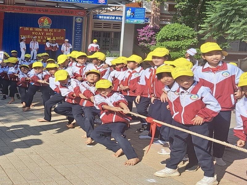 Các em học sinh hào hứng với các hoạt động vui chơi