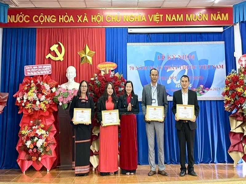 Trao tặng Danh hiệu Lao động tiên tiến cho các cá nhân
