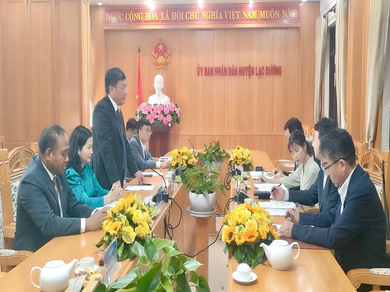Chủ tịch UBND huyện Lạc Dương Bùi Thế trao đổi thông tin sắp xếp, tổ chức bộ máy của huyện