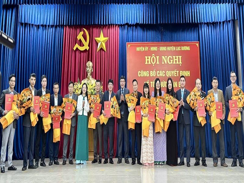 Trao quyết định thành lập các tổ chức cơ sở Đảng trực thuộc Huyện ủy