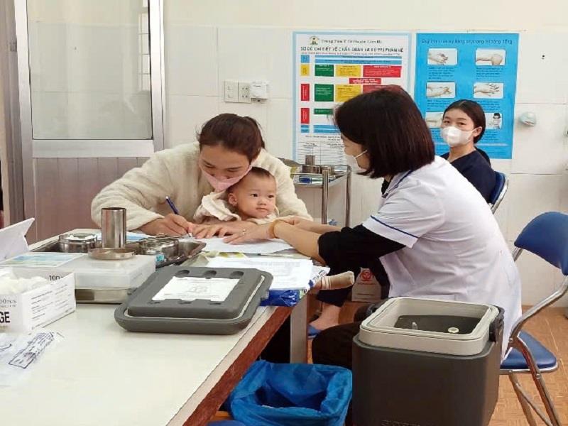 Tiêm vắc xin phòng bệnh sởi tại huyện Lâm Hà