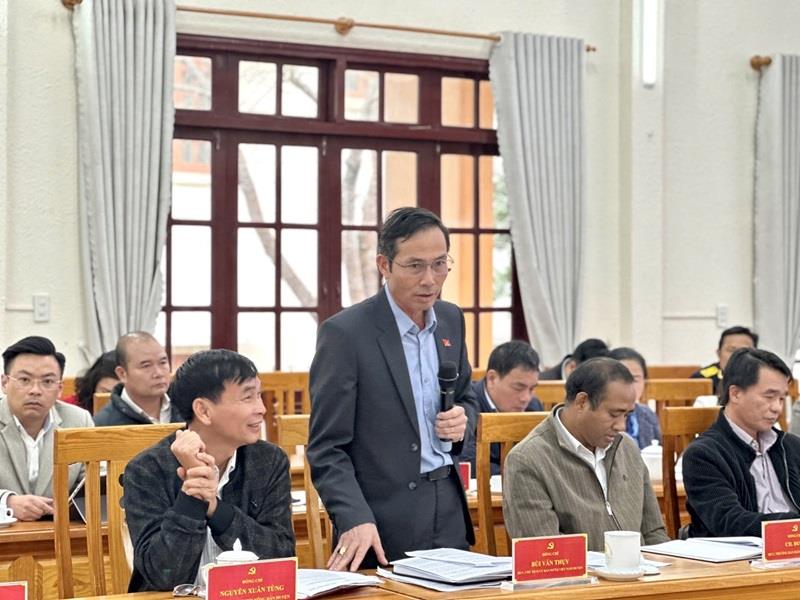 Chủ tịch Ủy ban MTTQ Việt Nam huyện Lạc Dương Bùi Văn Thụy báo cáo nội dung phản biện Nghị quyết của Huyện ủy về phát triển kinh tế - xã hội, đảm bảo quốc phòng - an ninh, xây dựng Đảng và hệ thống chính trị năm 2025