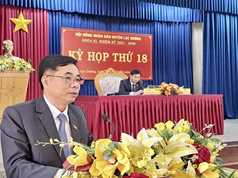 Đồng chí Thân Xuân Quý - Trưởng Ban Kinh tế - Xã hội HĐND huyện báo cáo thẩm tra về sửa đổi một số nội dung của Nghị quyết số 154 của HĐND huyện