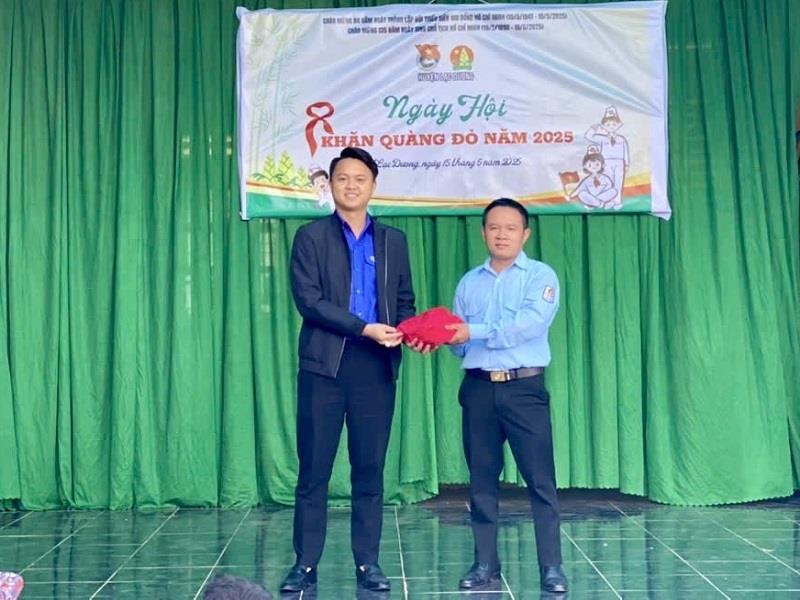 Huyện Đoàn Lạc Dương trao tặng 200 khăn quàng đỏ cho Liên đội Trường Tiểu học & THCS Long Lanh
