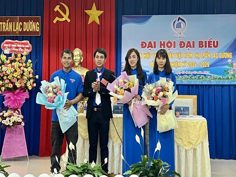 Chia tay các anh chị không tham gia vào Ủy ban Hội khóa V