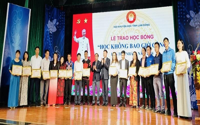 Các đoàn viên công đoàn vinh dự được trao tặng học bổng Học không bao giờ cùng năm 2024. Ảnh: ĐL