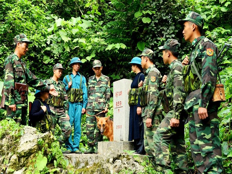 Cán bộ, chiến sĩ biên phòng cùng nhân dân tuần tra biên giới _Ảnh: Tư liệu