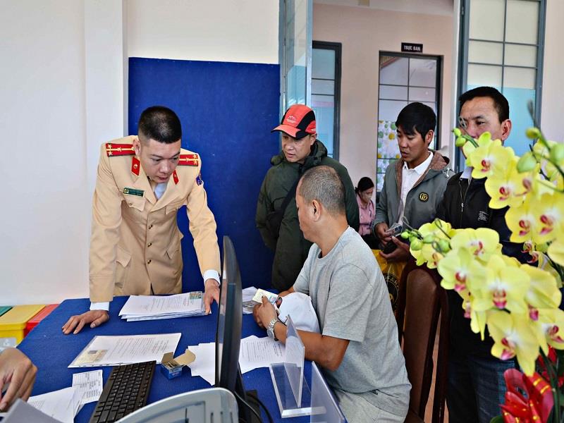 Đội sát hạch, cấp giấy phép lái xe, Phòng Cảnh sát Giao thông Công an tỉnh Lâm Đồng giải quyết hồ sơ cấp, đổi giấy phép lái xe cho người dân sáng 3/3