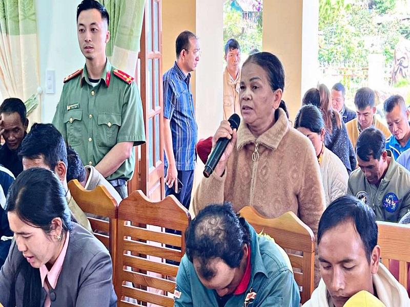 Bà K'Them nêu ý kiến tại buổi tiếp xúc cử tri của Đoàn ĐBQH tỉnh Lâm Đồng tại xã Lát, huyện Lạc Dương ngày 1/7