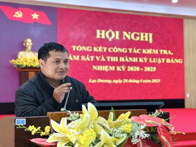 Đại biểu tham luận tại hội nghị