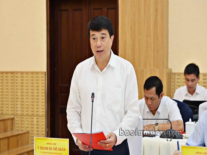Đồng chí Y Thanh Hà Niê Kđăm - Uỷ viên Ban Chấp hành Trung ương Đảng, Bí thư Tỉnh uỷ Lâm Đồng báo cáo tại buổi làm việc