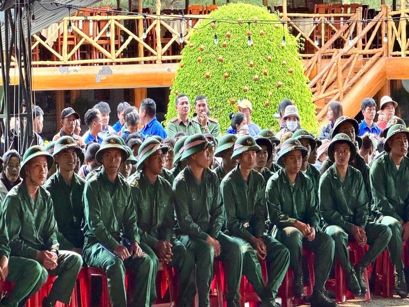 Thanh niên huyện Lạc Dương sẵn sàng lên đường thực hiện nghĩa vụ thiêng liêng với Tổ quốc