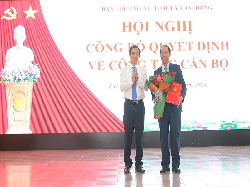 Đồng chí Nguyễn Thái Học – Quyền Bí thư Tỉnh ủy trao quyết định của Ban Thường vụ Tỉnh ủy về việc cho thôi giữ chức vụ, nghỉ công tác đối với đồng chí Sử Thanh Hoài