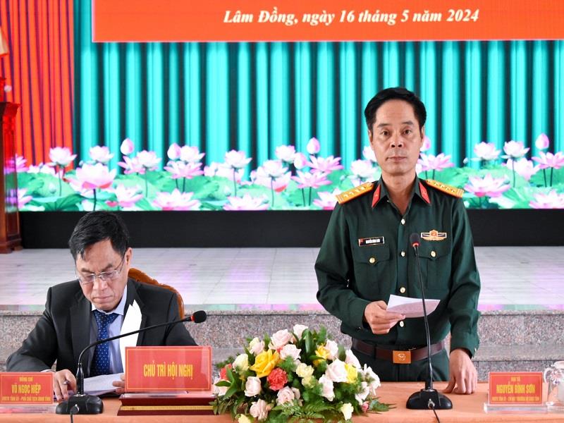 Đại tá Nguyễn Bình Sơn - Chỉ huy trưởng Bộ CHQS tỉnh phát biểu tại hội nghị