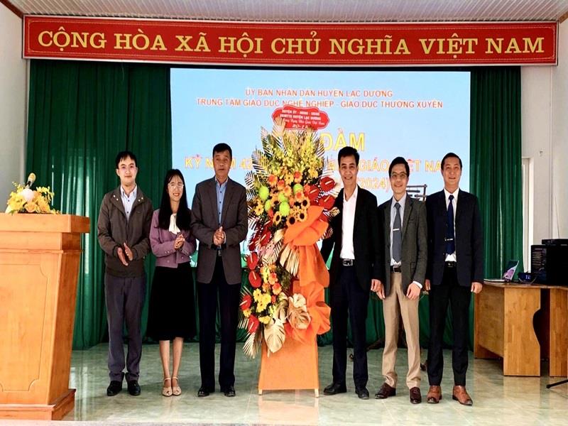 Phó Chủ tịch UBND huyện Lạc Dương Cil Poh tặng hoa chúc mừng cán bộ, giáo viên Trung tâm Giáo dục nghề nghiệp - Giáo dục thường xuyên huyện