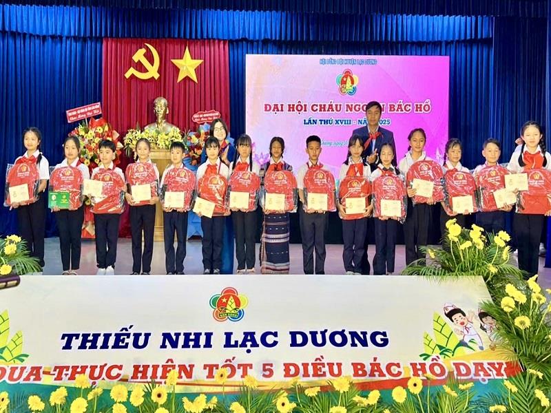 Chị Trịnh Thị Loan - Phó Chủ tịch Hội đồng Đội tỉnh Lâm Đồng và đồng chí Cil Poh - Phó Chủ tịch UBND huyện Lạc Dương tặng quà và trao chứng nhận cho các đại biểu Cháu ngoan Bác Hồ
