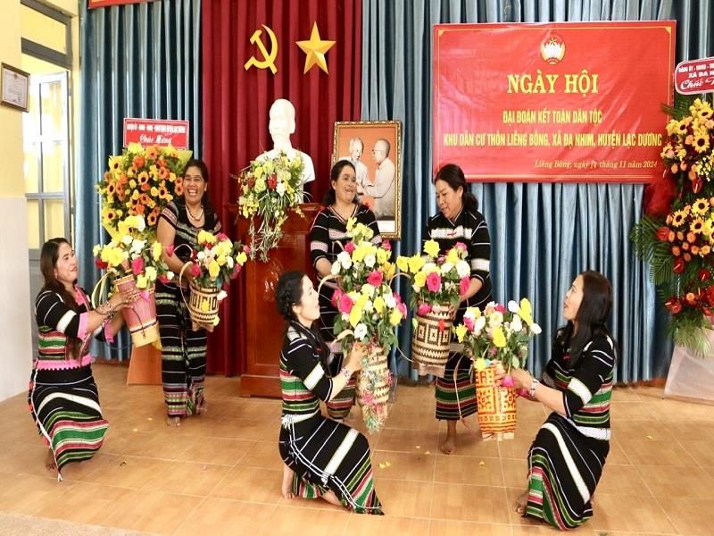 Tiết mục văn nghệ do người dân thôn Liêng Bông biểu diễn