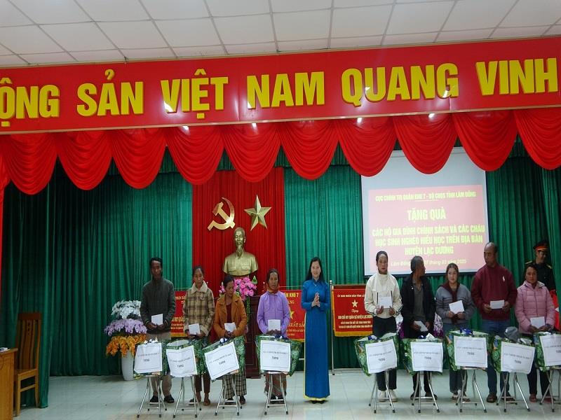 Đồng chí Trần Thị Chúc Quỳnh - Bí thư Huyện ủy Lạc Dương trao quà cho các gia đình chính sách