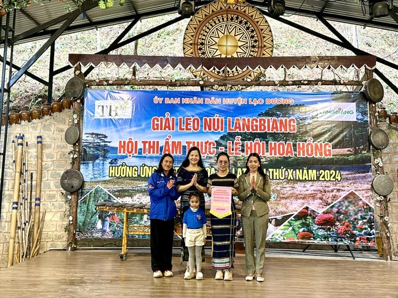 Bí thư Huyện ủy Lạc Dương Trần Thị Chúc Quỳnh trao giải cho đội đạt giải Nhất