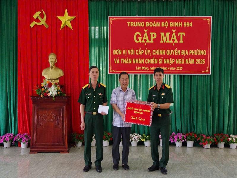 Đồng chí Trần Hồng Quyết - Bí thư Huyện uỷ Di Linh tặng quà của huyện cho Trung đoàn Bộ binh 994
