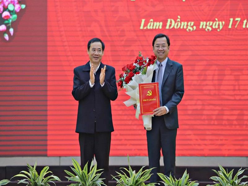 Đồng chí Nguyễn Thái Học - Quyền Bí thư Tỉnh uỷ trao quyết định điều động đồng chí Tôn Thiện Đồng - Uỷ viên Ban Thường vụ Tỉnh uỷ, Bí thư Thành uỷ Bảo Lộc giữ chức Trưởng Ban Tuyên giáo và Dân vận Tỉnh uỷ