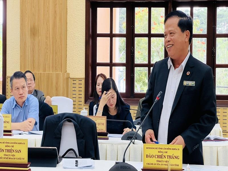 Chánh án Toà án nhân dân tỉnh Đào Chiến Thắng báo cáo tại hội nghị
