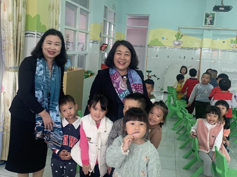 Thành viên Đoàn khảo sát với các cháu Trường Mầm non Sơn Ca, huyện Lạc Dương, tỉnh Lâm Đồng