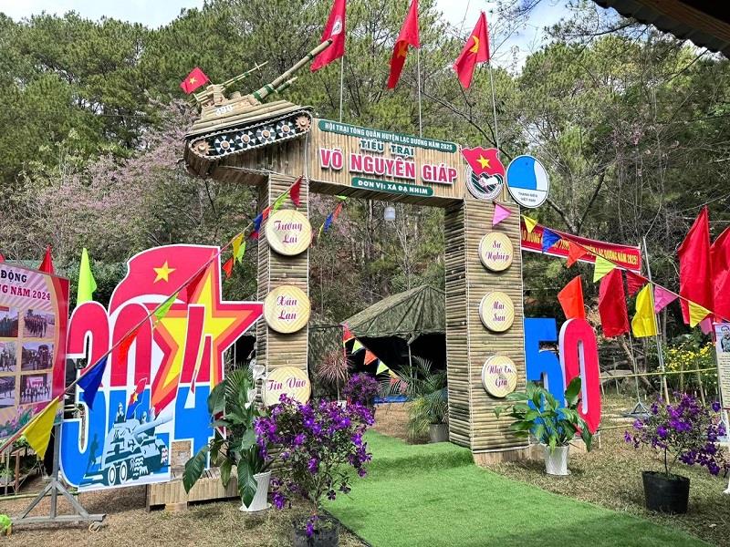 Các tiểu trại được trang trí đẹp mắt, mang tên các anh hùng dân tộc