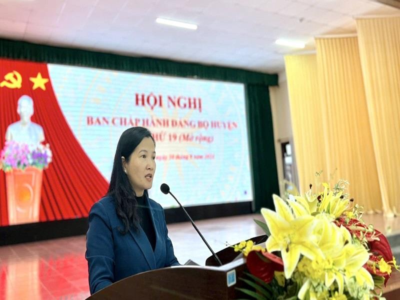 Bí thư Huyện ủy Lạc Dương Trần Thị Chúc Quỳnh phát biểu kết luận hội nghị