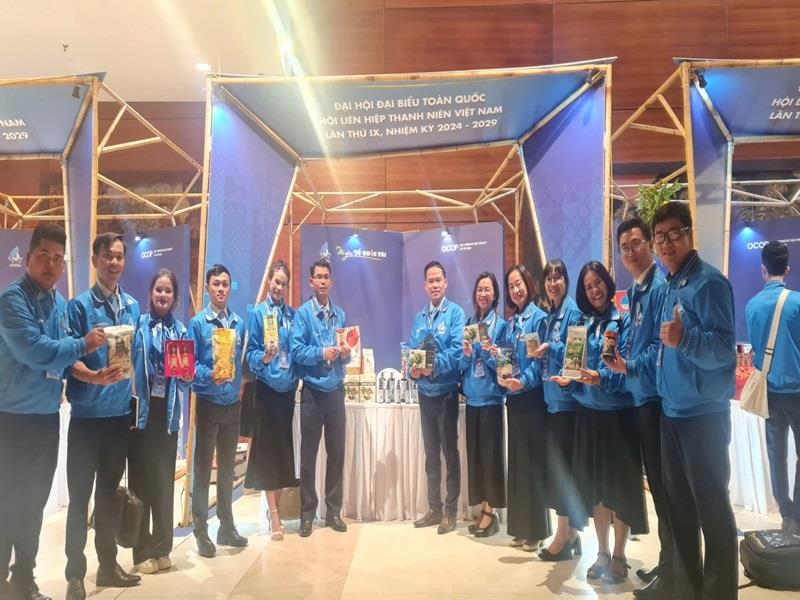 Đoàn đại biểu tỉnh Lâm Đồng tại gian hàng trưng bày sản phẩm OCOP của tỉnh nhà