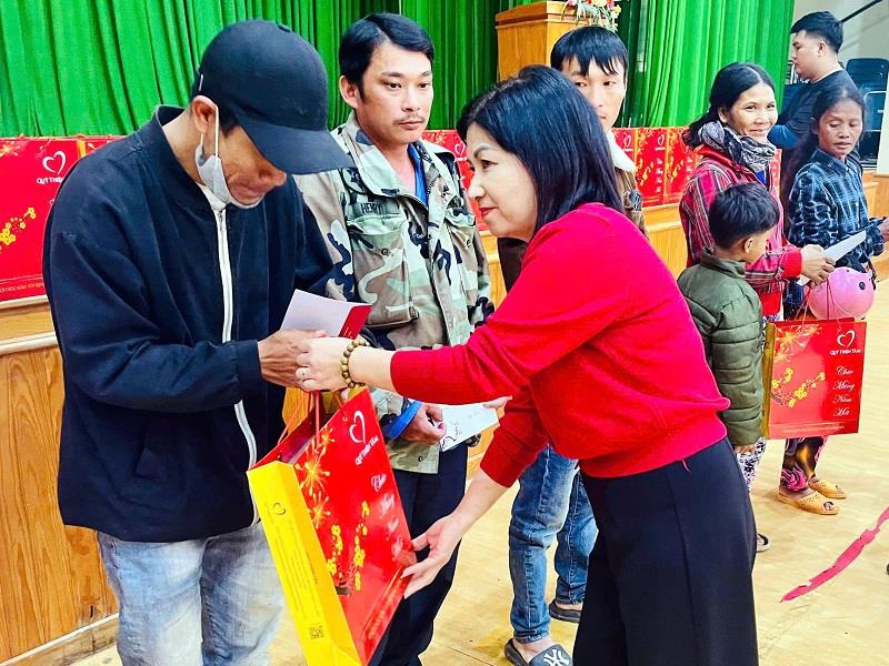 Bà Nguyễn Thị Kim Hoàn -Phó Chủ tịch Hội CTĐ tỉnh Lâm Đồng trao quà Tết cho người dân tại huyện Lạc Dương