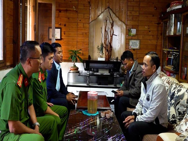 Công an xã Đạ Sar tranh thủ chức sắc Chi hội Tin lành Đạ Sar tuyên truyền rộng rãi trong tín đồ tham gia