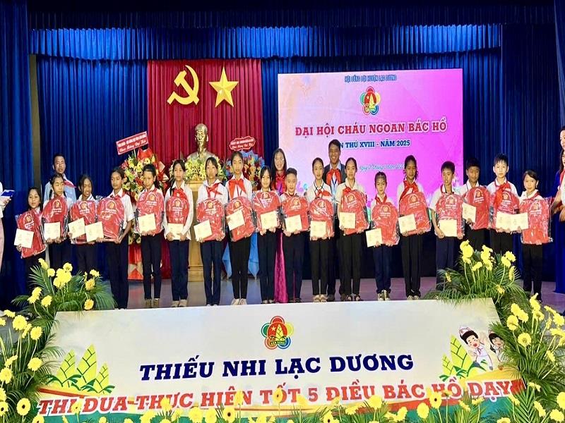 Phó Ban Tuyên giáo và Dân vận Huyện ủy Trần Phương Anh và Phó Chủ tịch Ủy ban MTTQ Việt Nam huyện Lạc Dương Cil Jim tặng quà và trao chứng nhận cho các đại biểu Cháu ngoan Bác Hồ
