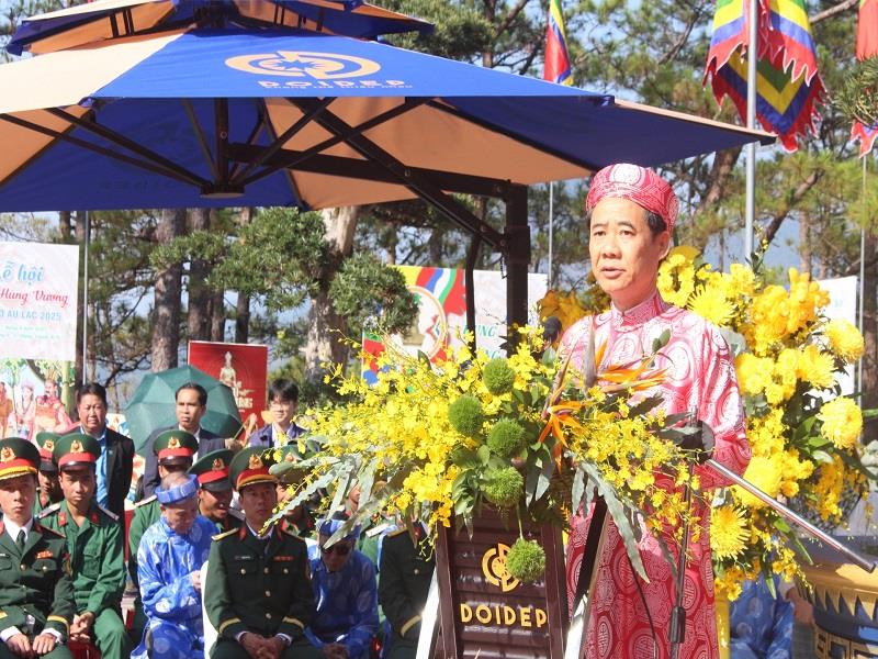 Đồng chí Nguyễn Thái Học - Quyền Bí thư Tỉnh ủy Lâm Đồng đọc chúc văn