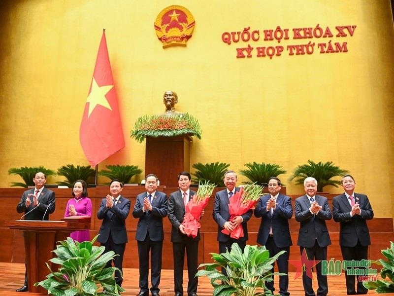 Thủ tướng Phạm Minh Chính, Chủ tịch Quốc hội Trần Thanh Mẫn, Chủ tịch Ủy ban Trung ương Mặt trận Tổ quốc Việt Nam Đỗ Văn Chiến cùng các Phó chủ tịch Quốc hội tặng hoa chúc mừng Tổng Bí thư Tô Lâm và Chủ tịch nước Lương Cường.