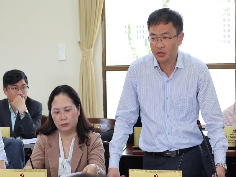 Chủ tịch UBND thành phố Đà Lạt Đặng Quang Tú báo cáo tại buổi làm việc