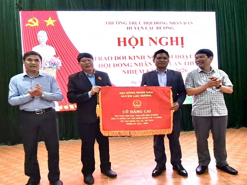 Trao Cờ đăng cai tổ chức hội nghị giao ban lần thứ 5, nhiệm kỳ 2021-2026 cho Thường trực HĐND xã Đưng K’Nớ