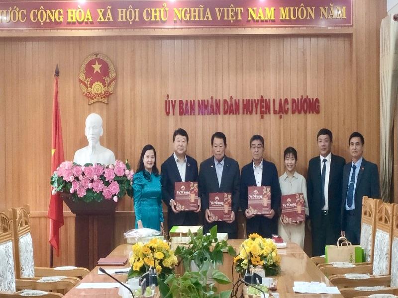 Lãnh đạo huyện Lạc Dương tặng quà lưu niệm cho đoàn công tác