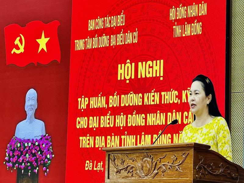 Bà Nguyễn Thị Nga - Giám đốc Trung tâm Bồi dưỡng đại biểu dân cử phát biểu
