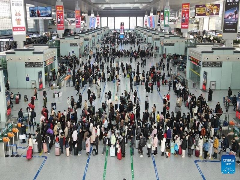 Hành khách tại một nhà ga thuộc tỉnh An Huy phía Đông Trung Quốc, ngày 26/1/2024. (Ảnh: Xinhua)