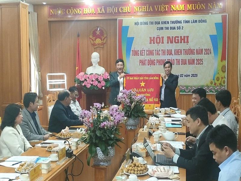 Huyện Lạc Dương trao Cờ luân lưu Cụm trưởng năm 2025 cho huyện Lâm Hà
