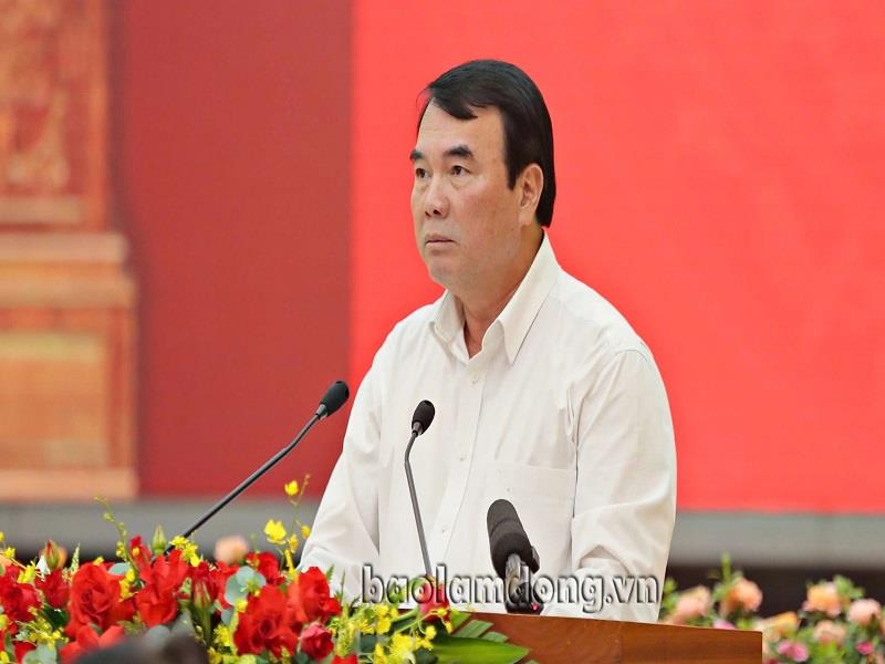 Phó Chủ tịch UBND tỉnh Lâm Đồng Phạm S điều hành chương trình Lễ tiếp nhận ủng hộ