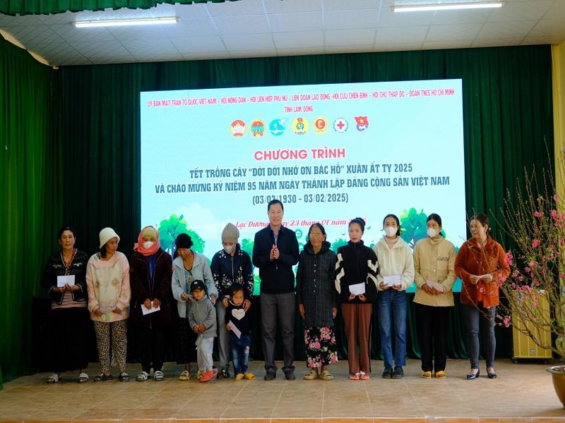 Đồng chí Phạm Triều - Chủ tịch Ủy ban MTTQ Việt Nam tỉnh trao quà cho các gia đình
