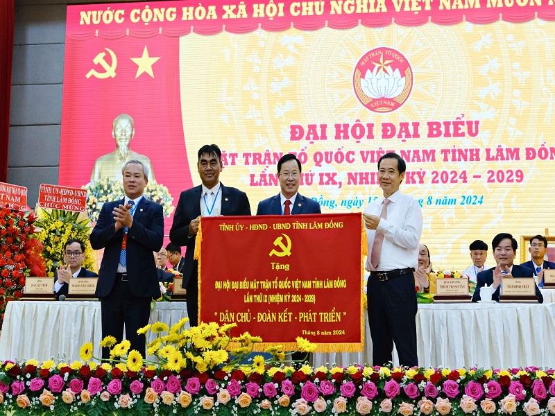 Quyền Bí thư Tỉnh uỷ Lâm Đồng Nguyễn Thái Học trao bức trướng của Tỉnh uỷ, HĐND, UBND tỉnh cho Đại hội với 6 chữ Dân chủ- Đoàn kết- Phát triển