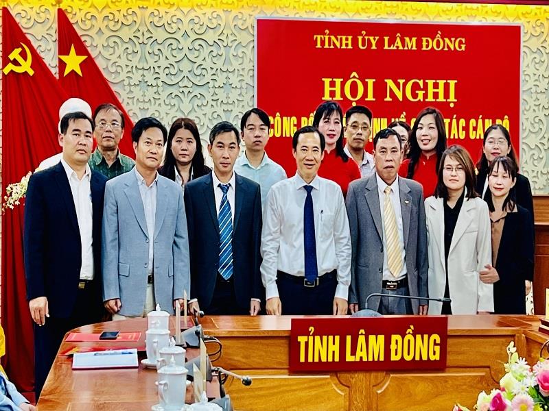 Đồng chí Nguyễn Thái Học - Quyền Bí thư Tỉnh ủy Lâm Đồng chụp hình lưu niệm với Tân Phó Trưởng ban phụ trách Ban Nội chính và tập thể cán bộ, công chức, viên chức Ban Nội chính Tỉnh ủy