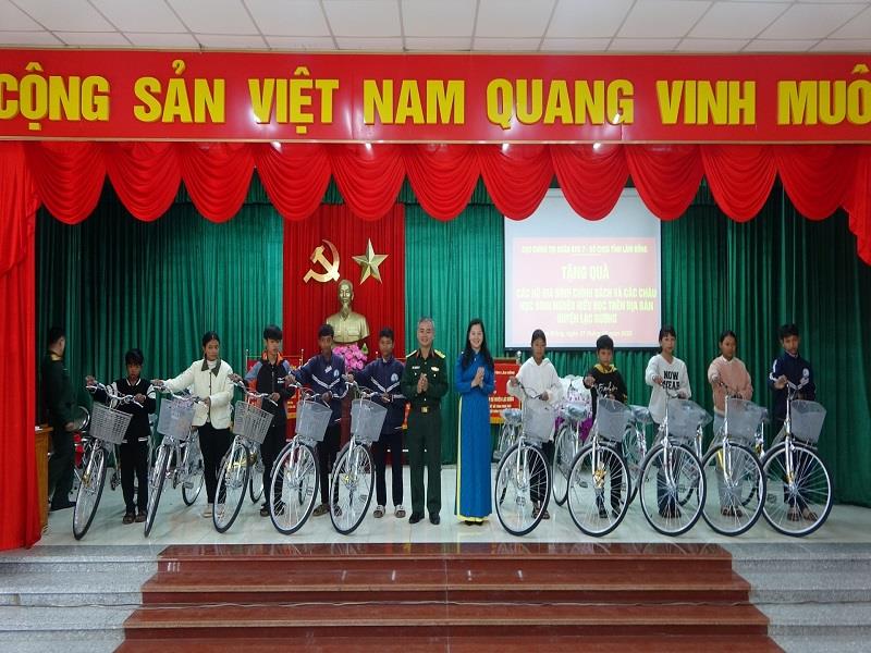 Đại tá Nguyễn Văn Sơn - Chính ủy Bộ CHQS tỉnh Lâm Đồng và Bí thư Huyện ủy Lạc Dương Trần Thị Chúc Quỳnh trao tặng xe đạp cho học sinh nghèo hiếu học