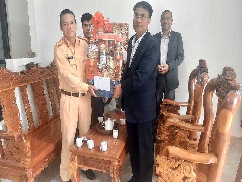 Phó Bí thư Thường trực Huyện ủy Lạc Dương Ya Tiong thăm, chúc Tết Chốt giao thông quốc lộ 27C